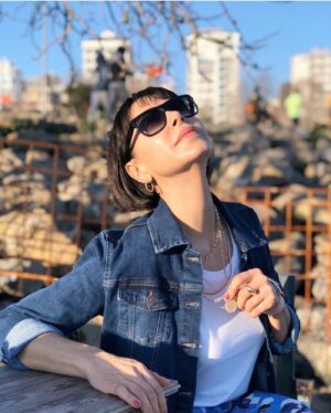 Aslı Aybars Instagram - ... ... ... ... ... ... NEFES ... ... ... ... ... ... ..
.

Nefesi saymak nasıl etki ediyor?
Nefes bizi şu ana bağlayan en temel unsur. Kendini geçmiş bir deneyim veya gelecekteki bir plana yönelik tekrar eden düşünceler içinde bulduğunda, ve bunun sende gerginlik yarattığını fark ettiğin zamanlarda, olduğun yerde dur, bir mola ver.
.
 Eğer senin için mümkün ise sayarak nefes alış ve verişlere başla. Niyetin 3-5dk boyunca tüm samimiyet ve gayretinle nefesini izlemekte olsun. Nefes alışta 2'ye, nefes verişte 4'e kadar sayarak başla. Nefesin ritmi yavaşladıkça, dikkatin etkisiyle nefes süreleri de kendiliğinden uzayacak. Yavaş yavaş, niyetinle ve sabırla nefes alışta 4'e, nefes verişte 8'e kadar sayarak devam edebilirsin. .
Nefes çalışman bittiğinde çevrene, hayata, zihnine bak. Değişen bir ritm, duygu, algı var mı? Renkler, biçimler, şu anda duyumların nasıl? Sadece nefesi fark etmek ve uzatmakla zihnin doğasında dolaylı olarak olumlu etkiler yaratabiliriz. 
Sen de benimle dener misin? 💙
.
#nefes #breathe #breathin #deepbreath #21 #gün #asliaybarslanefes #diaphragm #benimlenefesal 💙