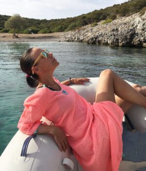 Aslı Aybars Instagram - ⁣⁣‘Yani, öyle ciddiye alacaksın ki yaşamayı,⠀
yetmişinde bile, mesela, zeytin dikeceksin,⠀
hem de öyle çocuklara falan kalır diye değil,⠀
ölmekten korktuğun halde ölüme inanmadığın için,⠀
yaşamak yanı ağır bastığından.'⠀
⠀
Yaşamaya Dair - Nazım Hikmet 🐚☀️🐟 

#tbt❤️