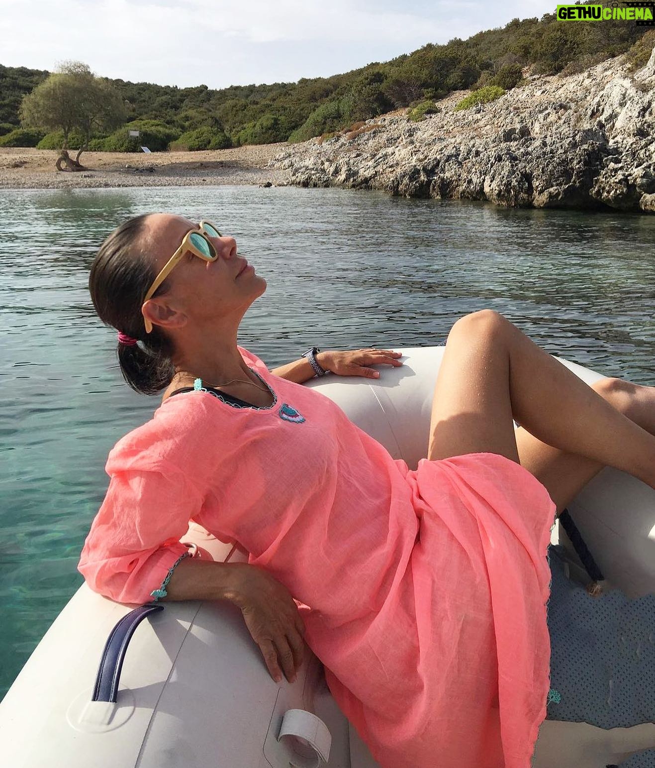 Aslı Aybars - 373 Likes - ‘Yani, öyle ciddiye alacaksın ki yaşamayı,⠀
yetmişinde bile, mesela, zeytin dikeceksin,⠀
hem de öyle çocuklara falan kalır diye değil,⠀
ölmekten korktuğun halde ölüme inanmadığın için,⠀
yaşamak yanı ağır bastığından.'⠀
⠀
Yaşamaya Dair - Nazım Hikmet 🐚☀️🐟
#tbt❤️