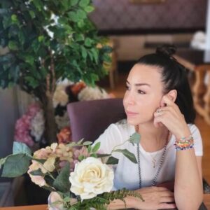 Aslı Aybars Instagram - ‘’Dil varlığın evidir’’
Ne derin manalı bir cümle. Duyduğumdan beri düşünüyorum üstüne. Sonsuz çağrışımlar geliyor aklıma. İnsanın zihninin ürünleri dilinde duyuluyor çünkü. Ne dersin ? Meraktayım. Vardır canım bunu okuyan seninde aklına düşünler, gelen çağrışımlar. Haydiiiii söyleeeeeee ki zihnindekiler ses bulsun bu gökkubbede 🔊