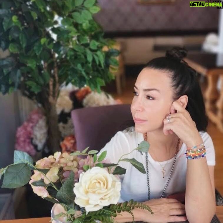 Aslı Aybars - 310 Likes - ‘’Dil varlığın evidir’’
Ne derin manalı bir cümle. Duyduğumdan beri düşünüyorum üstüne. Sonsuz çağrışımlar geliyor aklıma. İnsanın zihninin ürünleri dilinde duyuluyor çünkü. Ne dersin ? Meraktayım. Vardır canım bunu okuyan seninde aklına düşünler, gelen çağrışımlar. Haydiiiii söyleeeeeee ki zihnindekiler ses bulsun bu gökkubbede 🔊