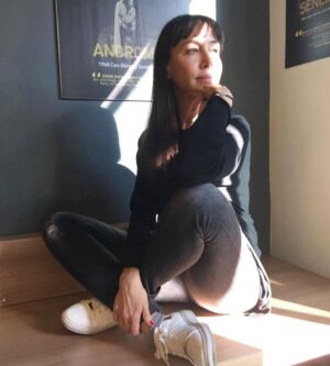 Aslı Aybars Instagram - Ursula K. Le Guin beni derinden etkileyen yazarlardan biridir. ‘’En Uzak Sahil” adlı romanında 📖 diyor ki:
“Taş yerden kaldırıldıgında yer hafifler; onu tutan el de ağırlaşır. Fırlatıldığında, vurduğu veya düştüğü yerde evren değişmiş olur. Her eylem, bütünün dengesine dayanır”. ☯️
İnsanların tercihleri konusunda söyledikleri de beni çarpan düşüncelerinden: “İnsanın yaptığı her iş, her eylem, kendisine ve sonuçlarına bağlıyor insanı” ☯️ 

#tbt