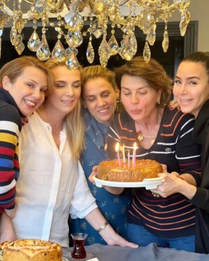 Aslı Aybars Instagram - Hayat kısa kuşlar uçuyor…. Sevdiklerinize sarılın, zaman ayırın, sevin, sevilin, gülün, ağlayın, anılar oluşturun. ❤️