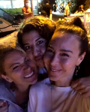 Aslı Aybars Instagram - Oysa ki herşey çok normal başlamıştı 🙃🤣 @aslihan72 @yelizgercek1 ❤️❤️❤️