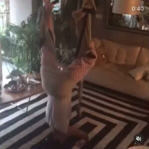 Aslı Aybars Instagram - Denemekten asla vazgeçme. Tekrar etmek… Pratik yapmak 🌾 

Zorlandığımız herşey aslında bize muazzam bir hediye sunar ve ‘konfor alanından çık’ der. Yapamamak sadece bir inançtır. Denemeden bilemezsin ki 🙈 

#denemekgerek