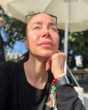 Aslı Aybars Instagram - Güzel günler görecek miyiz? Hani şöyle güneşli günler? 

Bu açı biraz patates mi olmuş nedir 🤔 Bana öyle geldi amannnn neyse
