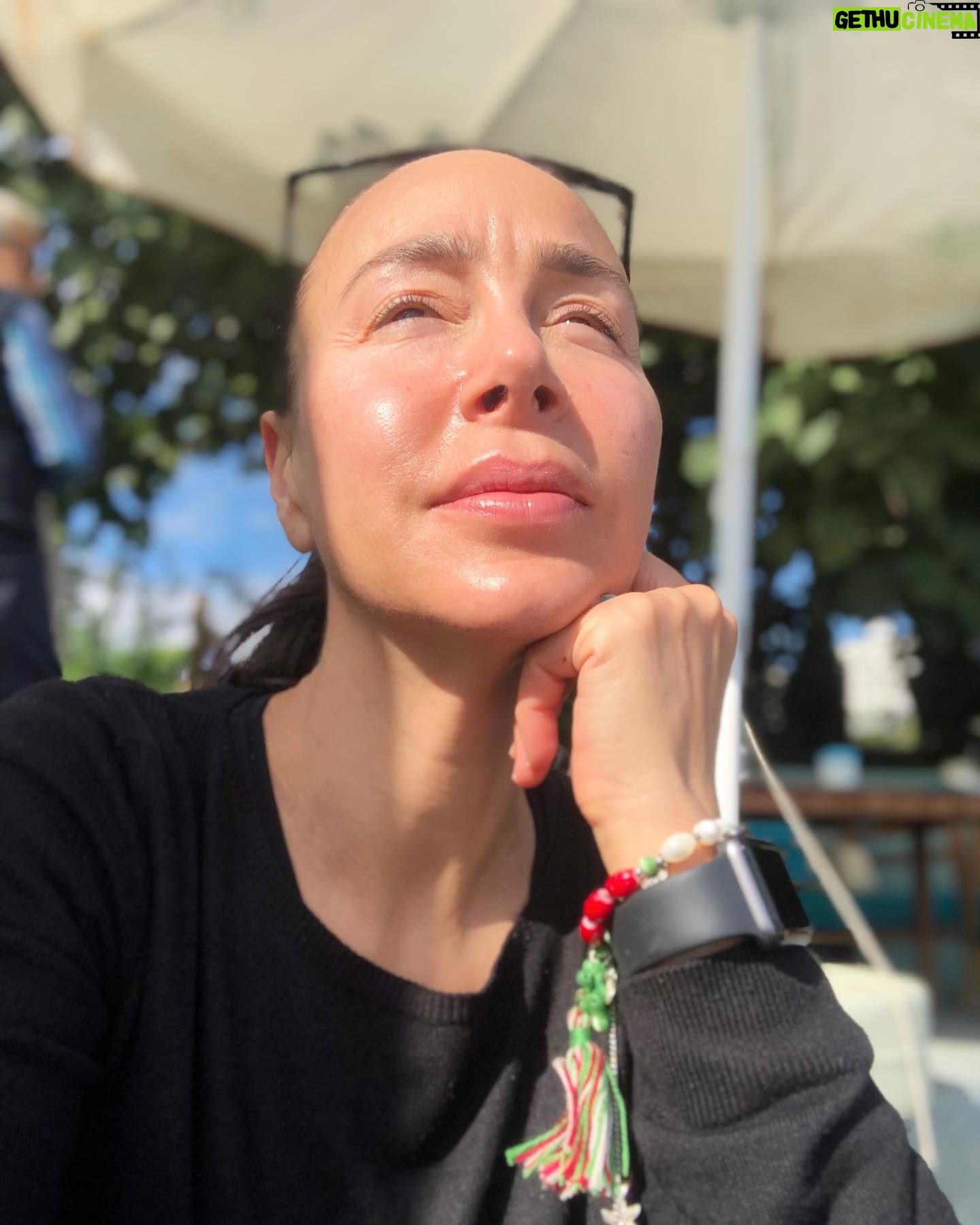 Aslı Aybars - 281 Likes - Güzel günler görecek miyiz? Hani şöyle güneşli günler?
Bu açı biraz patates mi olmuş nedir 🤔 Bana öyle geldi amannnn neyse
