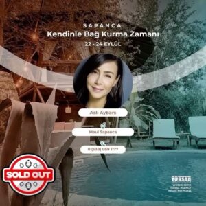 Aslı Aybars Instagram - ‘Kendinle Bağ Kurma Zamanı’ kampına gösterdiğiniz için ilgi için çok teşekkürler. Bir sonraki kampın olmasını istediğiniz yer önerilerini paylaşırsanız sevinirim. 

Bir sonraki kampta görüşmek üzere 🧘🏻‍♀️ 

Sapanca’da yeşillikler içinde yer alan Maui’ninşahane doğası ve habitatında keyifle dinleneceğimiz, güzel yoga salonunda konforlu yoga yapabileceğimiz, çimenlerde nefes ve meditasyon yapma imkânı bulacağımız bir kamp yapacak ve yeni kişilerle tanışıp bu alanı paylaşacak olmanın heyecan ve merakı içindeyim. 

Dilerim ki kamp sonrasında kendinizle bağ kurmuş, yenilenmiş ve enerji dolu hissedersiniz. Güne farklı meditasyon ve nefes çalışmaları ve bedenimizi uyandırıp hareketlendirdiğimiz yangakışların olduğu pratikle başlayacağız. Her pratik sonrasında kendimizle baş başa kaldığımız journaling zamanlarımız olacak. 

Gün içerisinde bizi bekleyen farkındalık çalışmaları olacak. Akşamları yin yoga pratikleri ile yavaşlamayı, durmayı, gevşemeyi deneyimlerken çeşitli meditasyon ve nefes çalışmaları ile kendimizle bağ kurmayı araştıracağız.

Bu kamp sinir sistemini tanıyıp ihtiyaçlarını anlamak, Doğal nefesin hayatımızda ki önemini öğrenmeyi ve nefesle bağlantı kurmak, Beden farkındalığı yaratmak, Fasya sağlığını desteklemek, Zihinsel ve ruhsal olarak dinlenmek, yenilenmek isteyenlere yöneliktir.

Kamp ile ilgili ayrıntılı bilgi ve rezervasyon için workshopix.com’u ziyaret edebilirsiniz.🙏

🧘🏻‍♂️ Aslı Aybars
🗓 22-24 Eylül
📍 Maui Sapanca
☎️  90 538 059 11 77
📲 workshopix.com

#workshopix #workshop #eğitim #yogakampı #workshopixcom #yoga #farkındalık #meditasyon #kamp #tatil #kendinlebağkur #aslıaybars
