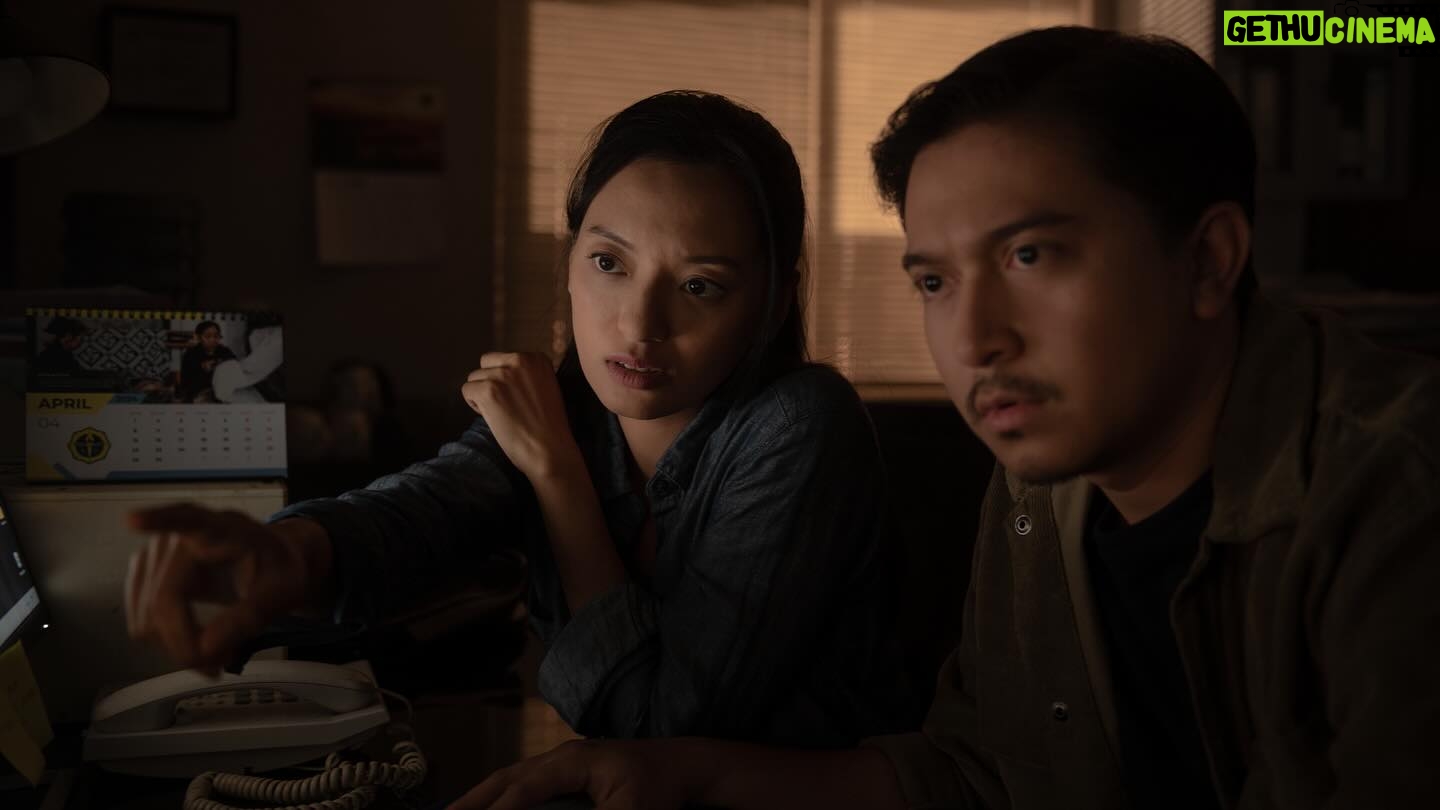 Asmara Abigail - 2.7K Likes - PO BOX - Eps 07 from @jokoanwar ‘s Nightmares and Daydreams @netflixid 👁️🌹🔻
Out today on Netflix Worldwide 🌍
Valdya - a certified gemologist who is looking for her lost sister.
Tribute to my twin @galuhanndt - our favorite jewelry designer and the creative director of @mahija.official
Enjoy the ride!