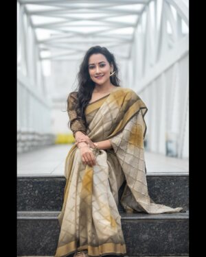 Asritha P Instagram - Pc @satz.photography 
Mua @ash_makeupempire 
Blouse @abarnasundarramanclothing 
Saree @srisai_13 (srisaicollections9)
.
#asrithasreedas #actress #saree #traditional #vijaytelevision