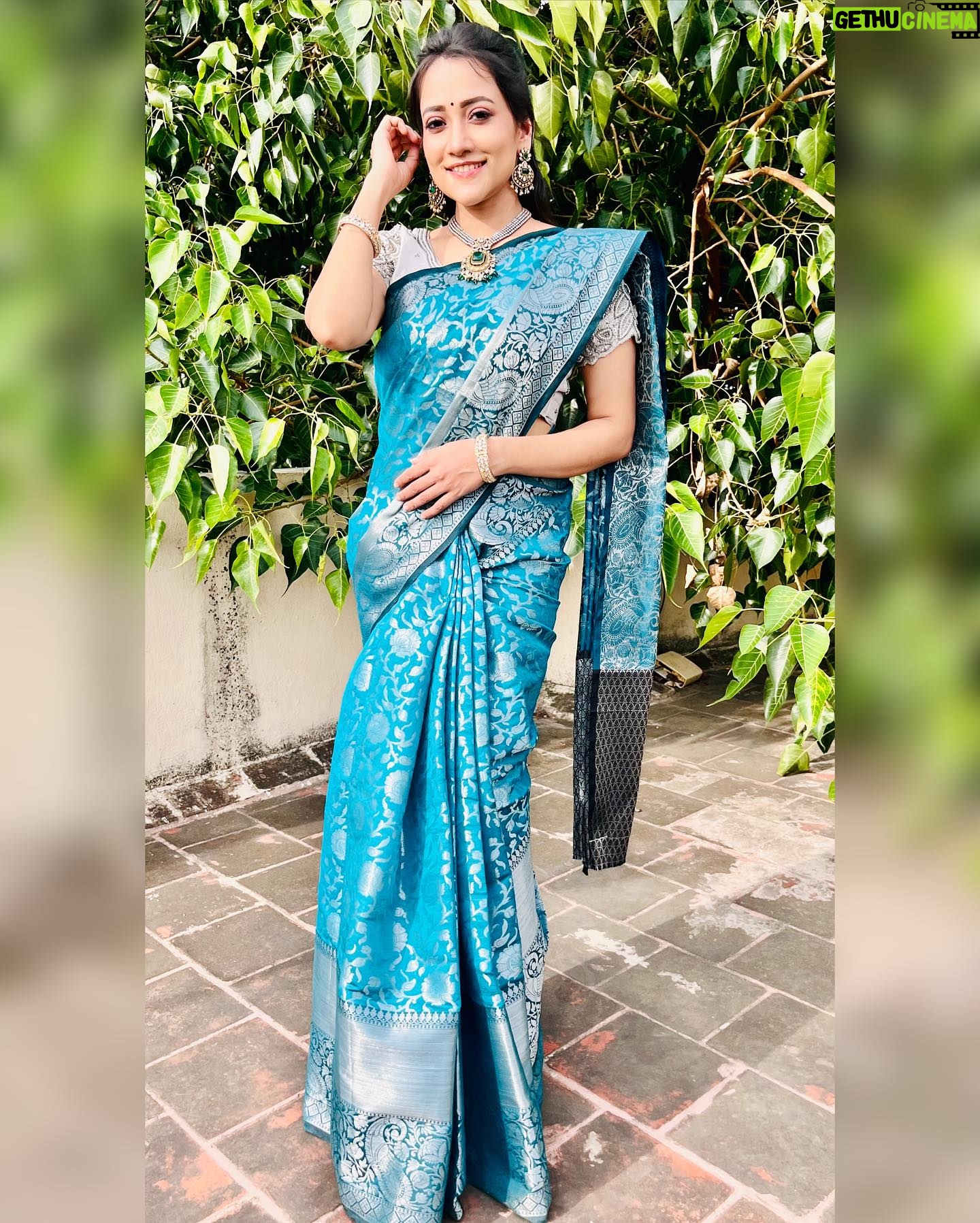 Asritha P Instagram - Blues 🩵 Saree @srisaicollections9 Blouse @santhoshiplush Jewels @new_ideas_fashions Mua @ash_makeupempire