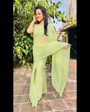 Asritha P Instagram - 💚 
Saree @srisaicollections9 
Blouse @abarnasundarramanclothing 
Mua @ash_makeupempire 
.
#asrithasreedasofficial #tamizhumsaraswathiyum #vijay #saree #traditional