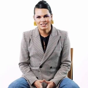 Assucena Assucena Instagram - Bem-vinda, @assucenaassucena! A cantora retorna à Vogue Brasil como colunista no site e, durante o Mês do Orgulho, assume também o posto de editora digital convidada para escrever sobre diversos temas. Religiosidade, disforia, família e sexo serão alguns assuntos abordados. Ela ainda estreia o quadro “Assucena Quer Saber”, um especial em que entrevistará artistas. No link na bio, você confere a primeira coluna, em que fala sobre como lidou com a disforia no seu processo de transição de gênero. “Lembro que demorei a reconhecer a beleza no meu corpo. Mesmo ciente de discussões que me empoderavam”.

Vídeo: @twz________ e @luizanobrega
Coordenação digital: @thiagobaltazar e @nomello
Set design: @heitorferreira
Agradecimento: @dpotbrasil