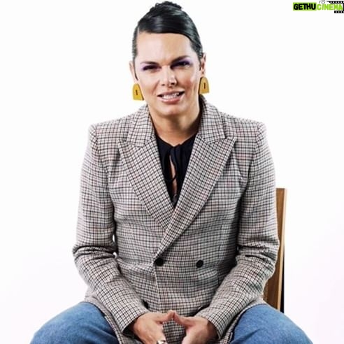 Assucena Assucena - 2.3K Likes - Bem-vinda, @assucenaassucena! A cantora retorna à Vogue Brasil como colunista no site e, durante o Mês do Orgulho, assume também o posto de editora digital convidada para escrever sobre diversos temas. Religiosidade, disforia, família e sexo serão alguns assuntos abordados. Ela ainda estreia o quadro “Assucena Quer Saber”, um especial em que entrevistará artistas. No link na bio, você confere a primeira coluna, em que fala sobre como lidou com a disforia no seu processo de transição de gênero. “Lembro que demorei a reconhecer a beleza no meu corpo. Mesmo ciente de discussões que me empoderavam”.
Vídeo: @twz________ e @luizanobrega
Coordenação digital: @thiagobaltazar e @nomello
Set design: @heitorferreira
Agradecimento: @dpotbrasil