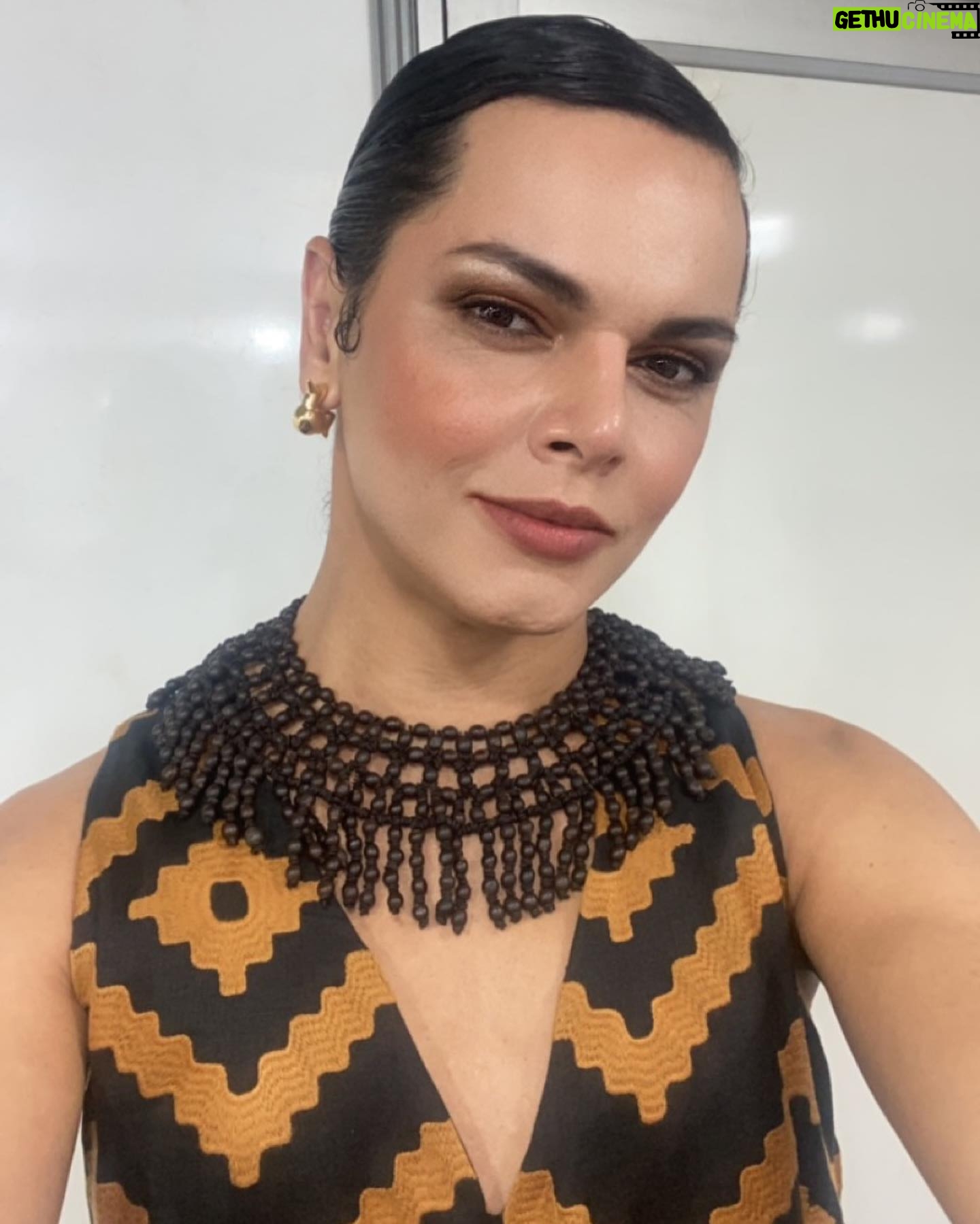 Assucena Assucena - 1.4K Likes - A energia de hoje no @showparaasflorestas foi estonteante! A chegada das mulheres kaiapós foi um acontecimento que não tem quem não se emocionasse. Tive a honra de subir ao palco com @djuenatikuna @sandraperesm @oficialchicocesar & @nandoreis ao som da @brasiljazzsinfonica !!! Meu agradecimento a @carlosarenno e ao maestro @ruria_duprat !!! Meu muito obrigada à @fitlojaoficial pelo vestido e acessórios lindíssimos de colaboração da AMISM (Associação de Mulheres Sataré Mawé.
Hoje foi dia de celebração aos povos originários e pelo fortalecimento de sua luta. Gritemos por DEMARCAÇÃO JÁ!!!