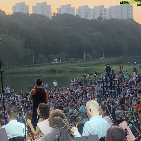 Assucena Assucena - 1.4K Likes - A energia de hoje no @showparaasflorestas foi estonteante! A chegada das mulheres kaiapós foi um acontecimento que não tem quem não se emocionasse. Tive a honra de subir ao palco com @djuenatikuna @sandraperesm @oficialchicocesar & @nandoreis ao som da @brasiljazzsinfonica !!! Meu agradecimento a @carlosarenno e ao maestro @ruria_duprat !!! Meu muito obrigada à @fitlojaoficial pelo vestido e acessórios lindíssimos de colaboração da AMISM (Associação de Mulheres Sataré Mawé.
Hoje foi dia de celebração aos povos originários e pelo fortalecimento de sua luta. Gritemos por DEMARCAÇÃO JÁ!!!