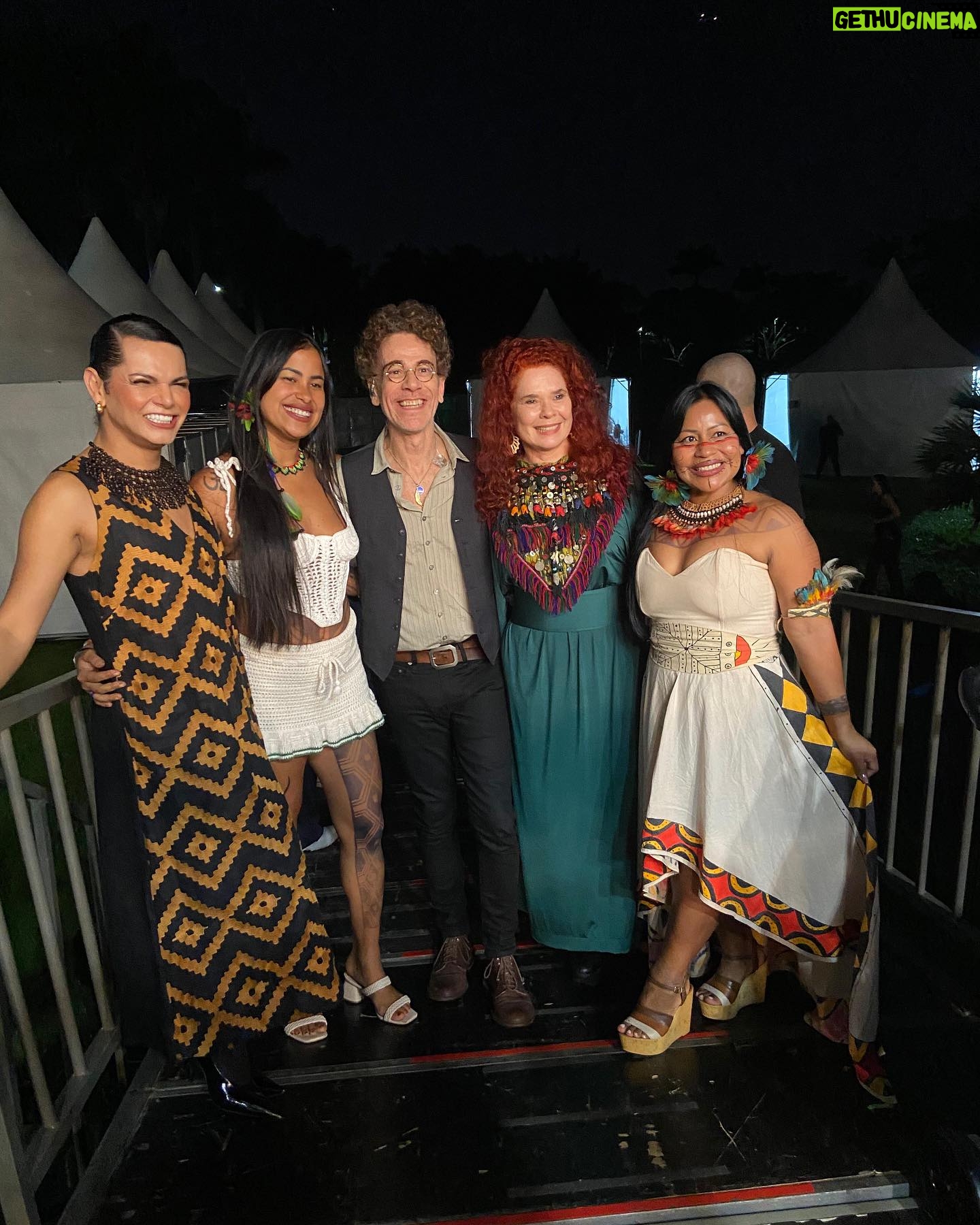 Assucena Assucena - 1.4K Likes - A energia de hoje no @showparaasflorestas foi estonteante! A chegada das mulheres kaiapós foi um acontecimento que não tem quem não se emocionasse. Tive a honra de subir ao palco com @djuenatikuna @sandraperesm @oficialchicocesar & @nandoreis ao som da @brasiljazzsinfonica !!! Meu agradecimento a @carlosarenno e ao maestro @ruria_duprat !!! Meu muito obrigada à @fitlojaoficial pelo vestido e acessórios lindíssimos de colaboração da AMISM (Associação de Mulheres Sataré Mawé.
Hoje foi dia de celebração aos povos originários e pelo fortalecimento de sua luta. Gritemos por DEMARCAÇÃO JÁ!!!