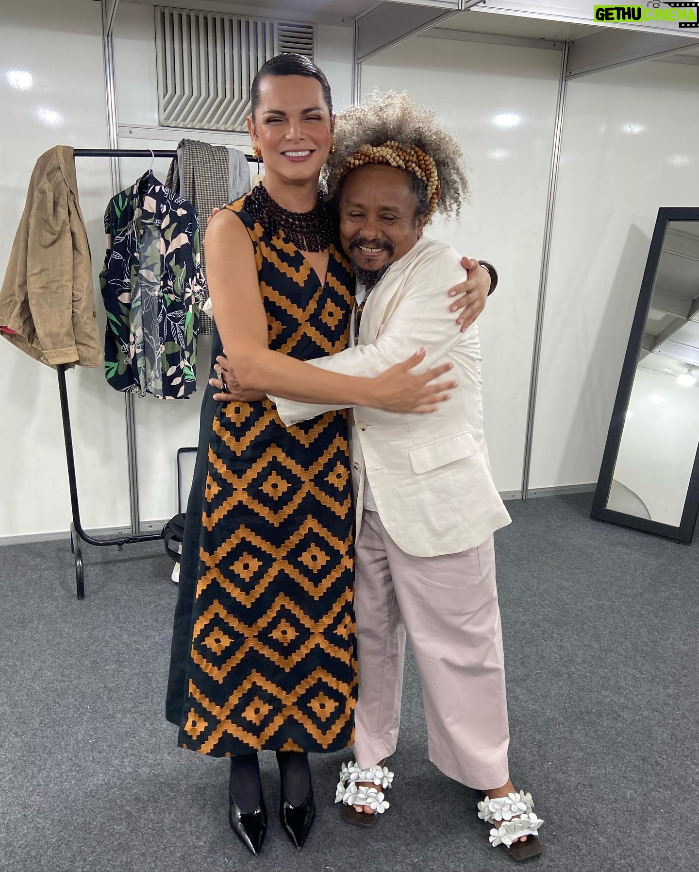 Assucena Assucena - 1.4K Likes - A energia de hoje no @showparaasflorestas foi estonteante! A chegada das mulheres kaiapós foi um acontecimento que não tem quem não se emocionasse. Tive a honra de subir ao palco com @djuenatikuna @sandraperesm @oficialchicocesar & @nandoreis ao som da @brasiljazzsinfonica !!! Meu agradecimento a @carlosarenno e ao maestro @ruria_duprat !!! Meu muito obrigada à @fitlojaoficial pelo vestido e acessórios lindíssimos de colaboração da AMISM (Associação de Mulheres Sataré Mawé.
Hoje foi dia de celebração aos povos originários e pelo fortalecimento de sua luta. Gritemos por DEMARCAÇÃO JÁ!!!