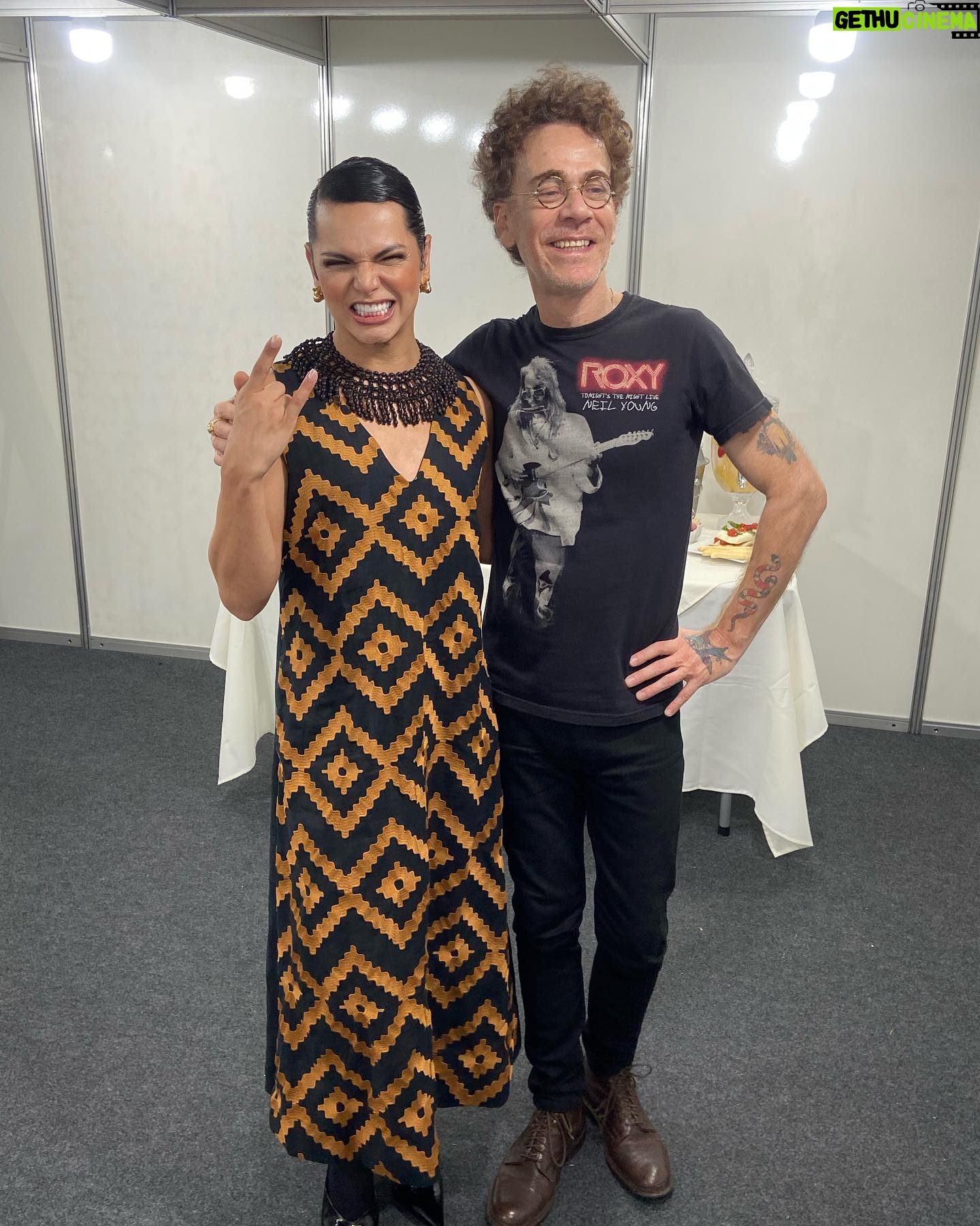 Assucena Assucena - 1.4K Likes - A energia de hoje no @showparaasflorestas foi estonteante! A chegada das mulheres kaiapós foi um acontecimento que não tem quem não se emocionasse. Tive a honra de subir ao palco com @djuenatikuna @sandraperesm @oficialchicocesar & @nandoreis ao som da @brasiljazzsinfonica !!! Meu agradecimento a @carlosarenno e ao maestro @ruria_duprat !!! Meu muito obrigada à @fitlojaoficial pelo vestido e acessórios lindíssimos de colaboração da AMISM (Associação de Mulheres Sataré Mawé.
Hoje foi dia de celebração aos povos originários e pelo fortalecimento de sua luta. Gritemos por DEMARCAÇÃO JÁ!!!