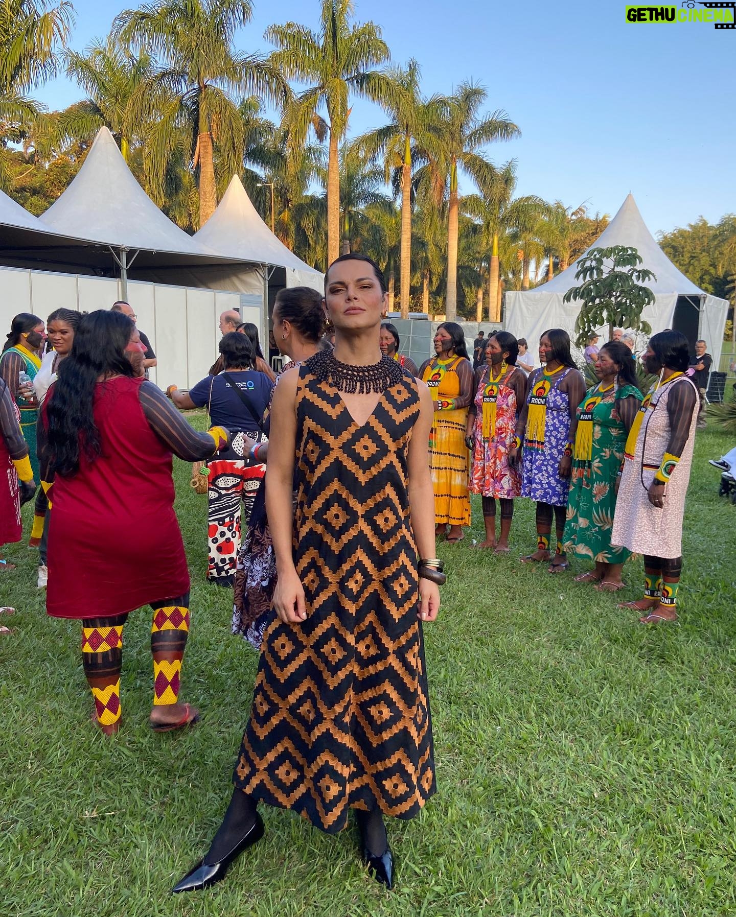 Assucena Assucena - 1.4K Likes - A energia de hoje no @showparaasflorestas foi estonteante! A chegada das mulheres kaiapós foi um acontecimento que não tem quem não se emocionasse. Tive a honra de subir ao palco com @djuenatikuna @sandraperesm @oficialchicocesar & @nandoreis ao som da @brasiljazzsinfonica !!! Meu agradecimento a @carlosarenno e ao maestro @ruria_duprat !!! Meu muito obrigada à @fitlojaoficial pelo vestido e acessórios lindíssimos de colaboração da AMISM (Associação de Mulheres Sataré Mawé.
Hoje foi dia de celebração aos povos originários e pelo fortalecimento de sua luta. Gritemos por DEMARCAÇÃO JÁ!!!