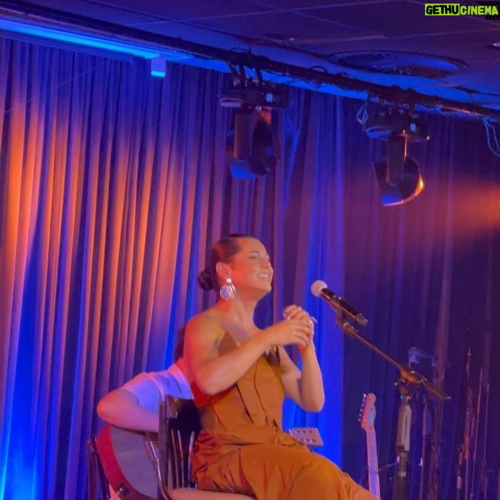 Assucena Assucena - 1.6K Likes - Que felicidade fazer o Rolling Stone Sessions (@rollingstonebrasil ) no @bluenotesp … energia vibrando até agora. Cantar Gal é visitar minha origem artística e me sentir bem por estar à vontade. Cantar Gal no Mês da Mulher é mais especial ainda, porque lustramos a memória desse monumento cultural num mês de luta. Portanto meu muito obrigada a @ademircorrea pelo convite , muito obrigada @aresjeff pela articulação linda. Quero fazer um agradecimento especial à @patu____________ que me vestiu com essas peças incríveis.
Que venha mais!
🙏🏽✨❤️