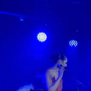 Assucena Assucena Instagram - Que felicidade fazer o Rolling Stone Sessions (@rollingstonebrasil ) no @bluenotesp … energia vibrando até agora. Cantar Gal é visitar minha origem artística e me sentir bem por estar à vontade. Cantar Gal no Mês da Mulher é mais especial ainda, porque lustramos a memória desse monumento cultural num mês de luta. Portanto meu muito obrigada a @ademircorrea pelo convite , muito obrigada @aresjeff pela articulação linda. Quero fazer um agradecimento especial à @patu____________ que me vestiu com essas peças incríveis. 

Que venha mais!

🙏🏽✨❤️