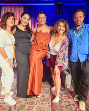 Assucena Assucena Instagram - Que felicidade fazer o Rolling Stone Sessions (@rollingstonebrasil ) no @bluenotesp … energia vibrando até agora. Cantar Gal é visitar minha origem artística e me sentir bem por estar à vontade. Cantar Gal no Mês da Mulher é mais especial ainda, porque lustramos a memória desse monumento cultural num mês de luta. Portanto meu muito obrigada a @ademircorrea pelo convite , muito obrigada @aresjeff pela articulação linda. Quero fazer um agradecimento especial à @patu____________ que me vestiu com essas peças incríveis. 

Que venha mais!

🙏🏽✨❤️
