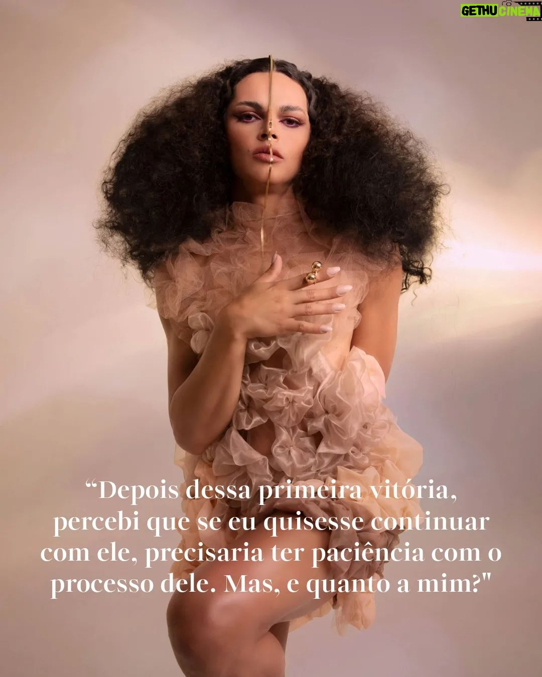 Assucena Assucena - 1.4K Likes - É com muita emoção que compartilho um pouco mais do meu universo na @voguebrasil ! Em minha segunda coluna como editora digital convidada da Vogue Brasil no Mês do Orgulho LGBTQIAPN , falo sobre "Uma sociedade em transição". Nesta edição, abordo os desafios no relacionamento entre uma pessoa trans e outra cisgênero e de como uma pessoa trans faz de sua transição uma transformação coletiva. Quero saber o que acharam! Deixem seus comentários. ✍💫 #Vogue #Colunista #OrgulhoLGBTQIAPN #UmaSociedadeEmTransição
