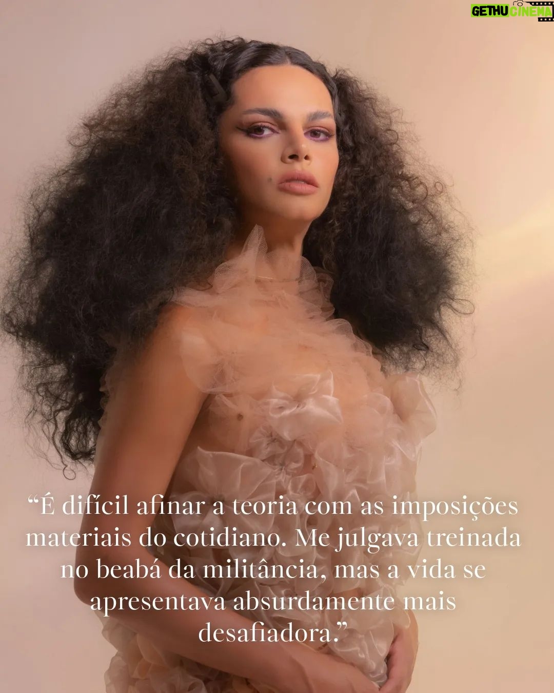 Assucena Assucena - 1.4K Likes - É com muita emoção que compartilho um pouco mais do meu universo na @voguebrasil ! Em minha segunda coluna como editora digital convidada da Vogue Brasil no Mês do Orgulho LGBTQIAPN , falo sobre "Uma sociedade em transição". Nesta edição, abordo os desafios no relacionamento entre uma pessoa trans e outra cisgênero e de como uma pessoa trans faz de sua transição uma transformação coletiva. Quero saber o que acharam! Deixem seus comentários. ✍💫 #Vogue #Colunista #OrgulhoLGBTQIAPN #UmaSociedadeEmTransição