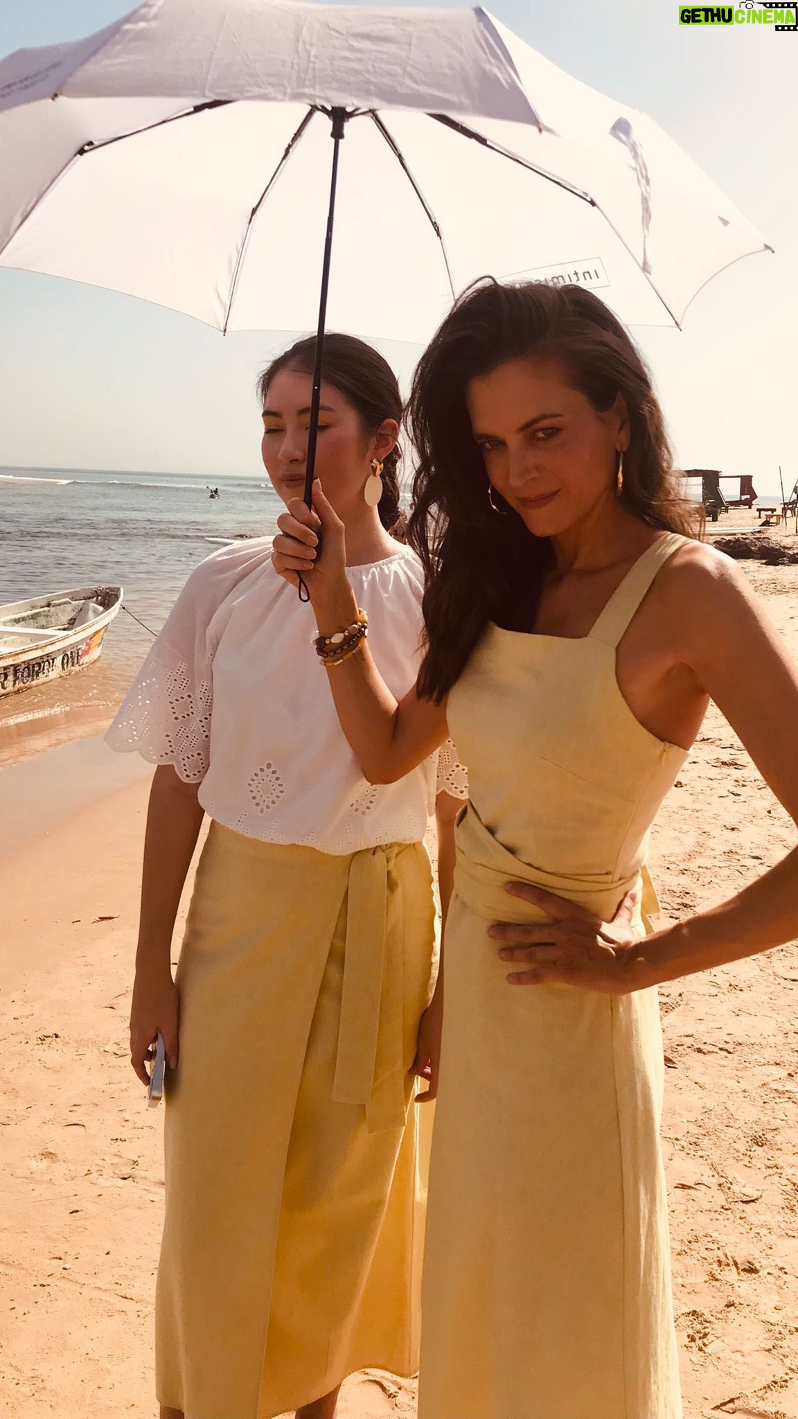 Astrid Coppens Instagram - Wat is jouw favoriete #astridblacklabel look? #advertentie Rok, short en kleedje zijn in linen en de knitwear in alpaca wol. Schrijf zeker een comment indien jullie vraagjes hebben over de looks. 💛 Shop de look #linkinbio