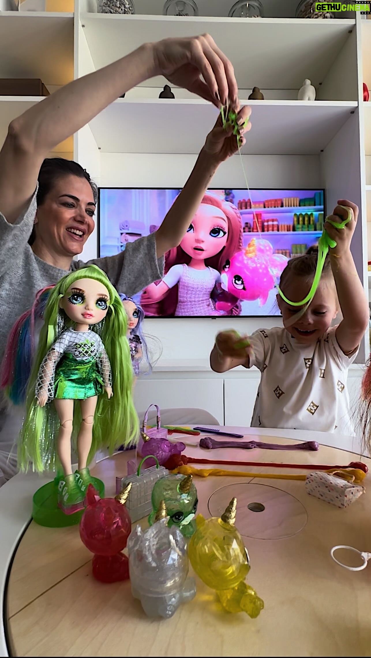 Astrid Coppens Instagram - Rainbow High Dolls #advertentie Billie-Ray’s favoriete poppen. De pets hebben nu ook slijm zoals in het nieuwe seizoen van Rainbow High 🌈🤩 Zoveel plezier 💕 #rainbowhigh #rainbowhighbenelux