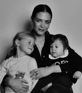 Astrid Coppens Instagram - Mijn 2 allergrootste schatten van de hele wereld Billie-Ray & Joey-Lee hun namen vereeuwigd in deze prachtige ketting van @kimmaessenjuwelier 💛 #familylove #momlife #jewelry #necklace #custommade #advertentie #shotbybramskibeat