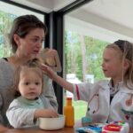 Astrid Coppens Instagram – Dokter Billie-Ray is terug van weggeweest en heeft voor alles een verklaring 🩺🥼#rollenspel #pretendplay #momlife