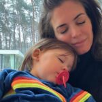 Astrid Coppens Instagram – Ons mini patatje Joey-Lee heeft al 5 dagen een hardnekkige buikgriep 🥹 bij mama is de enige plaats waar ze wil slapen 💤💕 #momlife