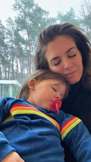 Astrid Coppens Instagram - Ons mini patatje Joey-Lee heeft al 5 dagen een hardnekkige buikgriep 🥹 bij mama is de enige plaats waar ze wil slapen 💤💕 #momlife