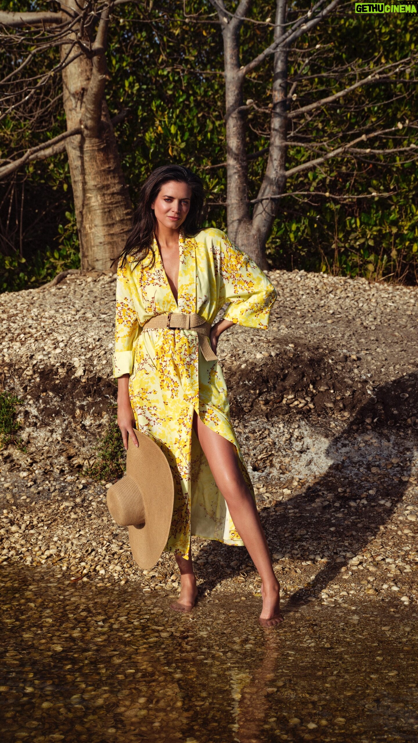 Astrid Coppens Instagram - Good news! 💛#advertentie dit prachtige kleedje is net binnen online en in de winkels. Ook deze super comfy sandaaltjes 🌞 Indien jullie vraagjes hebben over deze look antwoord ik asap op jullie comments. #styledbyastrid #astridblacklabel