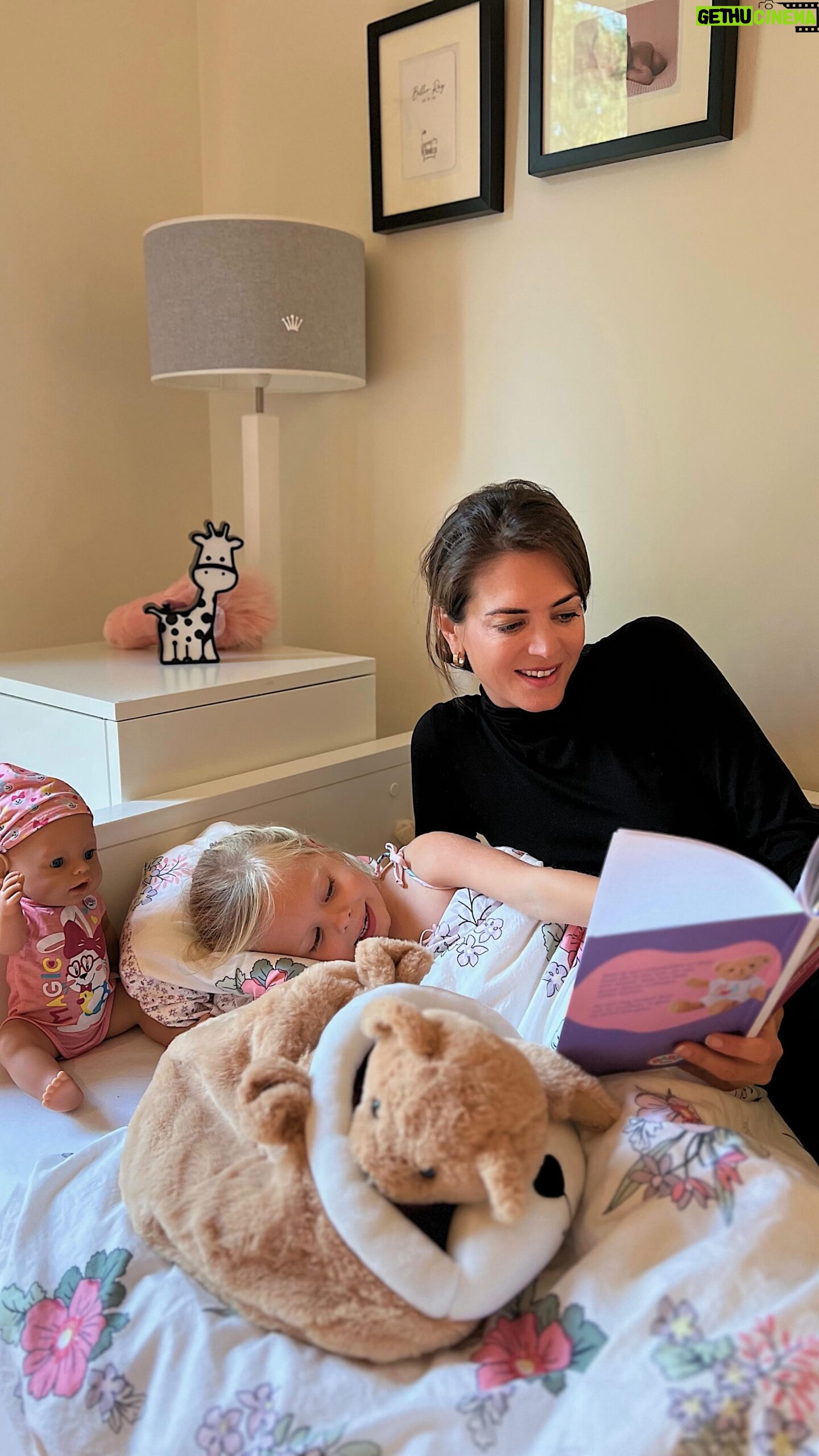 Astrid Coppens Instagram - Billie-Ray is zo blij met haar BABY born beertje en boekje. Nu heeft ze naast haar popje een nieuw vriendje om mee te spelen en te slapen. #advertentie #babyborn_benelux #BABYborn #BABYbornBeer #beer #BABYbornMagic #babypop