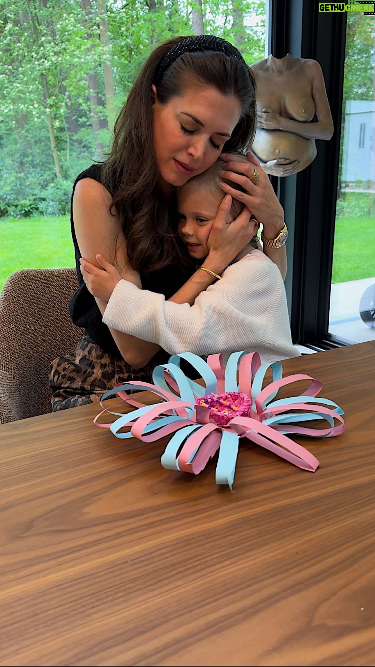 Astrid Coppens Instagram - Knutselwerkje van Billie-Ray voor mamadag 🥹💕 #moederdag #momlife #moederdagcadeau