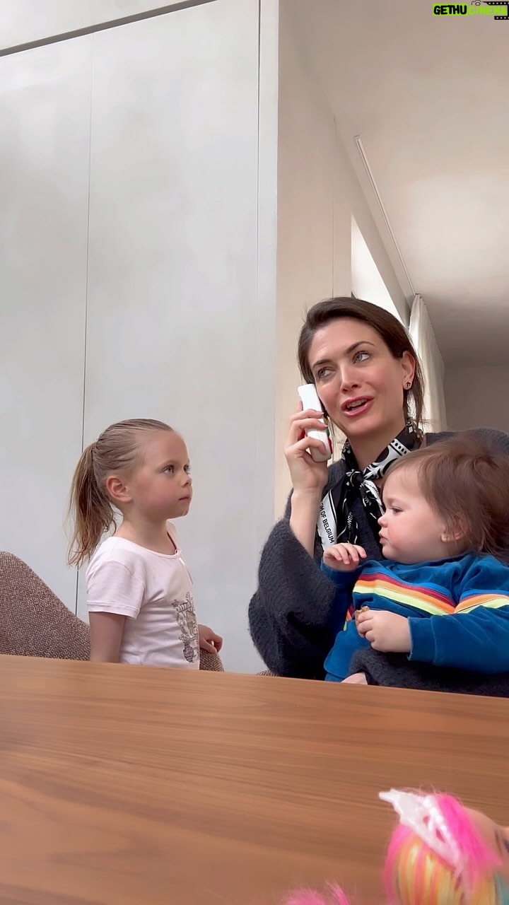 Astrid Coppens Instagram - En toen kreeg Joey-Lee ineens terug telefoon op haar gsm 📱 📞 #rollenspel Alles is fictief buiten dat Joey-Lee echt aan een oortje heeft getrokken in de crèche door een oorontsteking.