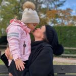 Astrid Coppens Instagram - Ik word nu al geplaagd door mijn dochtertje van 4 jaar ☺️ wat gaat dat zijn als ze 14 is 😅? #momlife ze zegt “ Amazing Astrid”