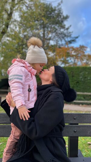 Astrid Coppens Instagram - Ik word nu al geplaagd door mijn dochtertje van 4 jaar ☺️ wat gaat dat zijn als ze 14 is 😅? #momlife ze zegt “ Amazing Astrid”