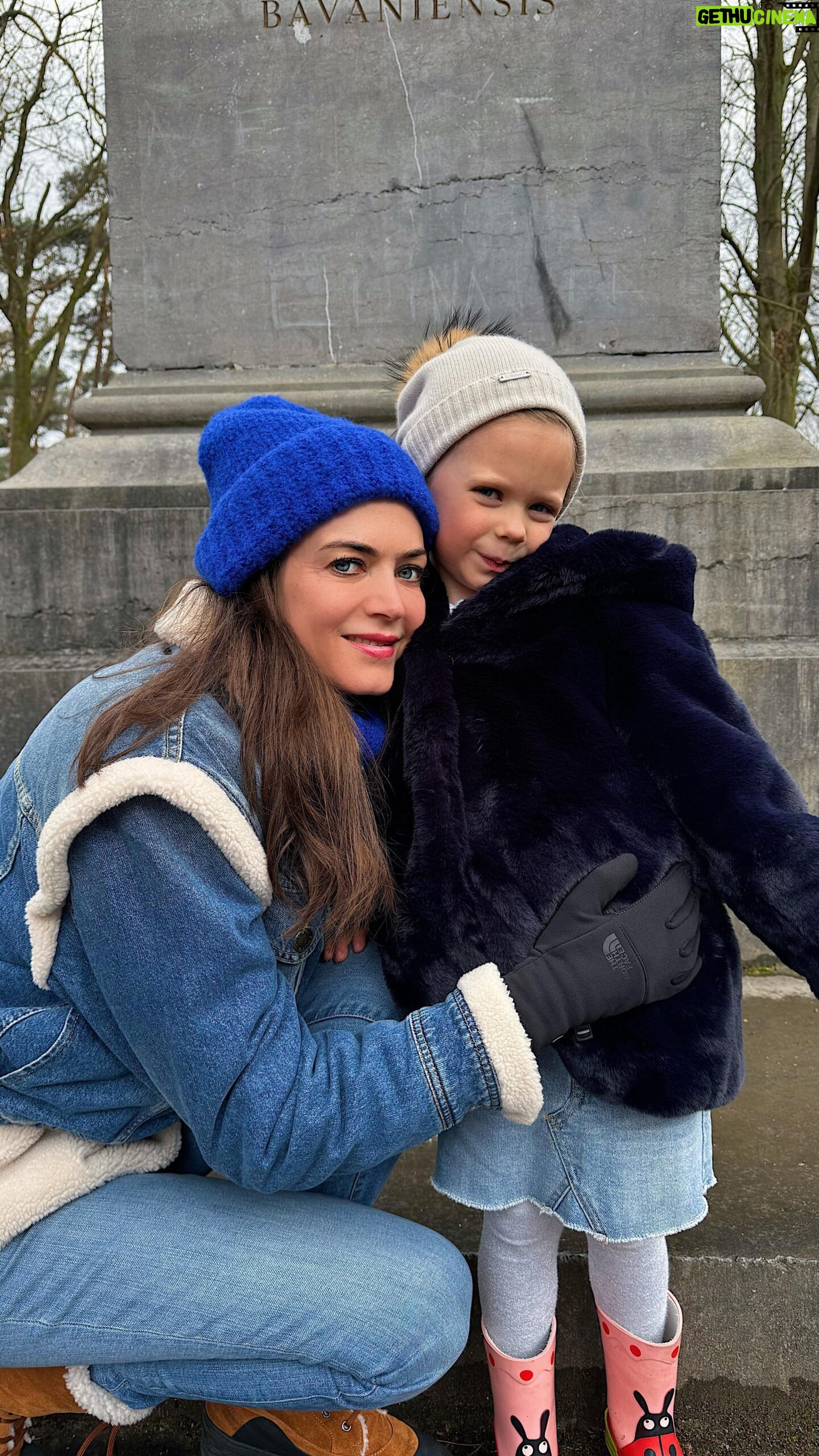 Astrid Coppens Instagram - Op een mooie zondagnamiddag met de familie 🧇🍨🦆🌳Maar het was wel precies terug winter 🌧️ ❄️🧣#familytime