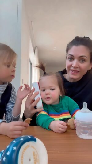 Astrid Coppens Instagram - En toen kreeg Joey-Lee ineens telefoon op haar gsm 😅📱#rollenspel alles is fictief buiten dat Joey-Lee echt boterhammetjes afpakt van andere kindjes in de crèche 🙈🍞😅