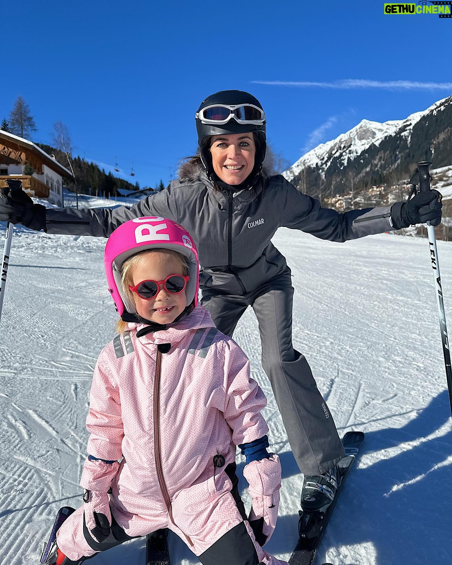 Astrid Coppens Instagram - Billie-Ray’s eerste skivakantie én haar eerste keer in de bergen in Zuid-Tyrol Italië waren geweldig! Wat een avontuur! 🏔️❄️ #skiën #bergavontuur #onvergetelijk #Suedtirol #SouthTyrol #zuidtirol 🇮🇹
