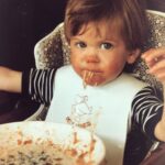 Astrid Coppens Instagram - Ik vs mijn jongste dochter @joeyleecoppens zelfde maaltijd, zelfde leeftijd 🍝 😋 #19monthsold