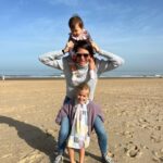 Astrid Coppens Instagram - Zo blij om nog eens aan het zeetje te zijn met mijn gezin na een maand weg te zijn van huis om te filmen voor een nieuw TV programma. Nu family-time❤️ #qualitytime #family #momlife