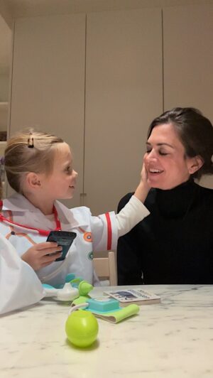 Astrid Coppens Instagram - Dokter Billie-Ray is van wacht tijdens de Kerstvakantie DEEL1 #pretendplay #billieray #dokter #momlife