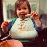 Astrid Coppens Instagram - Ik vs mijn jongste dochter @joeyleecoppens zelfde maaltijd, zelfde leeftijd 🍝 😋 #19monthsold