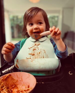 Astrid Coppens Instagram - Ik vs mijn jongste dochter @joeyleecoppens zelfde maaltijd, zelfde leeftijd 🍝 😋 #19monthsold
