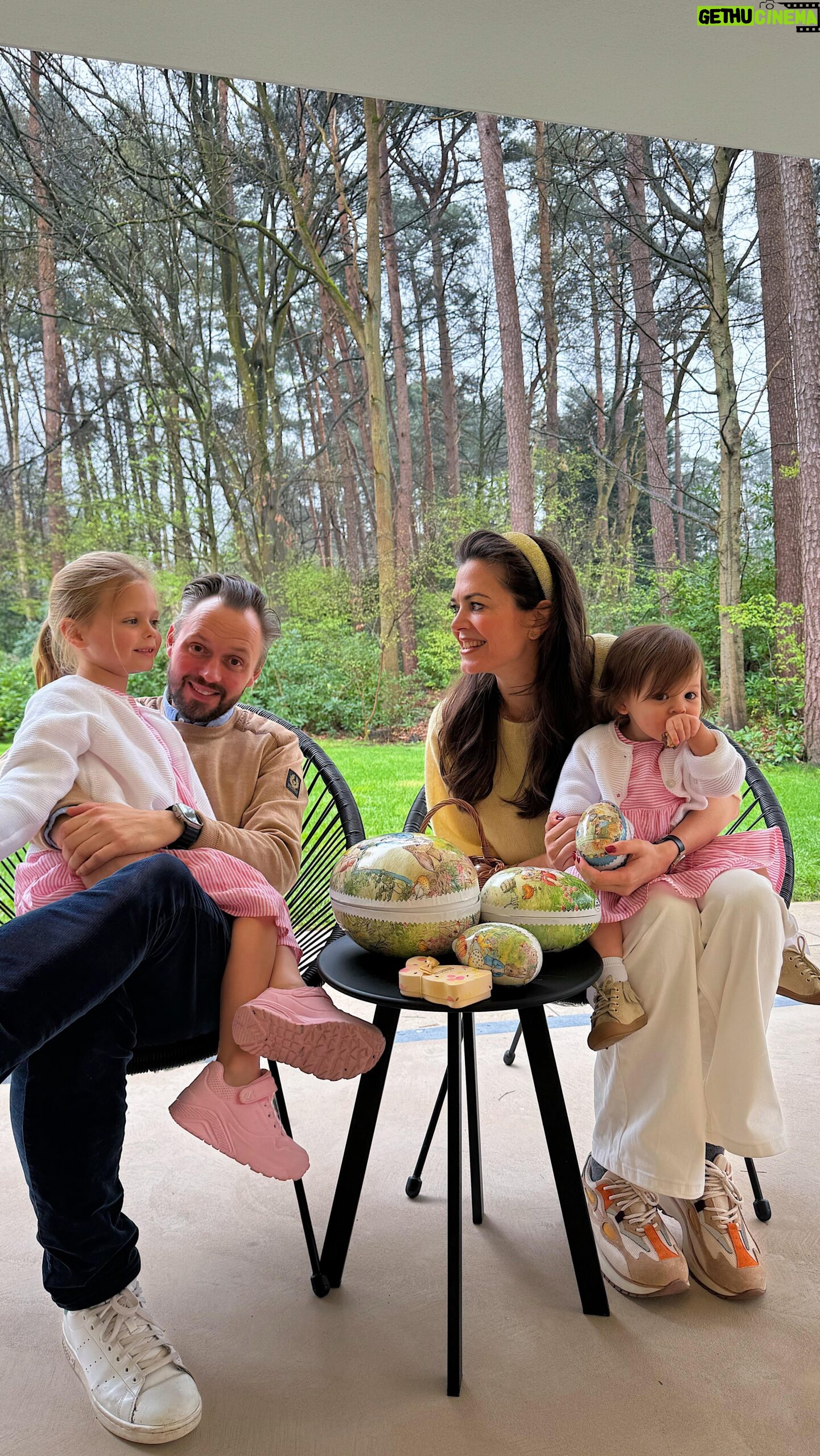 Astrid Coppens Instagram - Zalig Pasen π£ππ allereerste keer dat ons klein patatje Joey-Lee eitjes kon rapen en chocolade kon proeven π βΊοΈ #easter #easterbunny #happyeatser